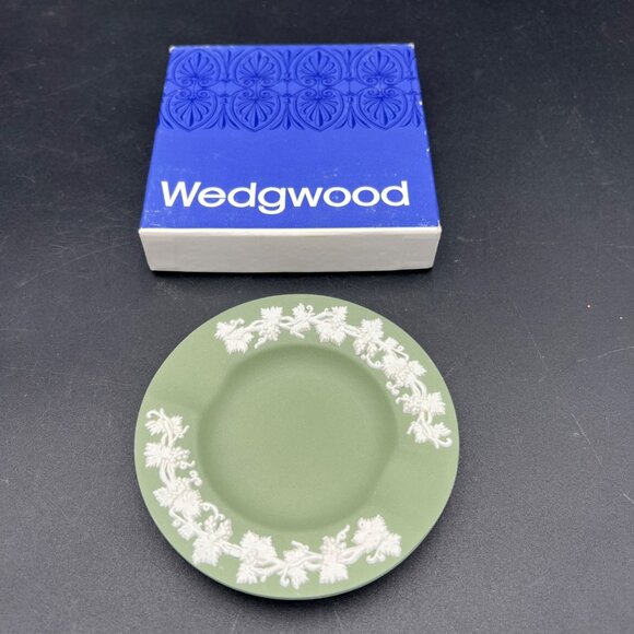 Vintage Wedgwood Jasperware Sage Green Ashtray, Round, Small, White, Dish W/ Box - Picture 4 of 10